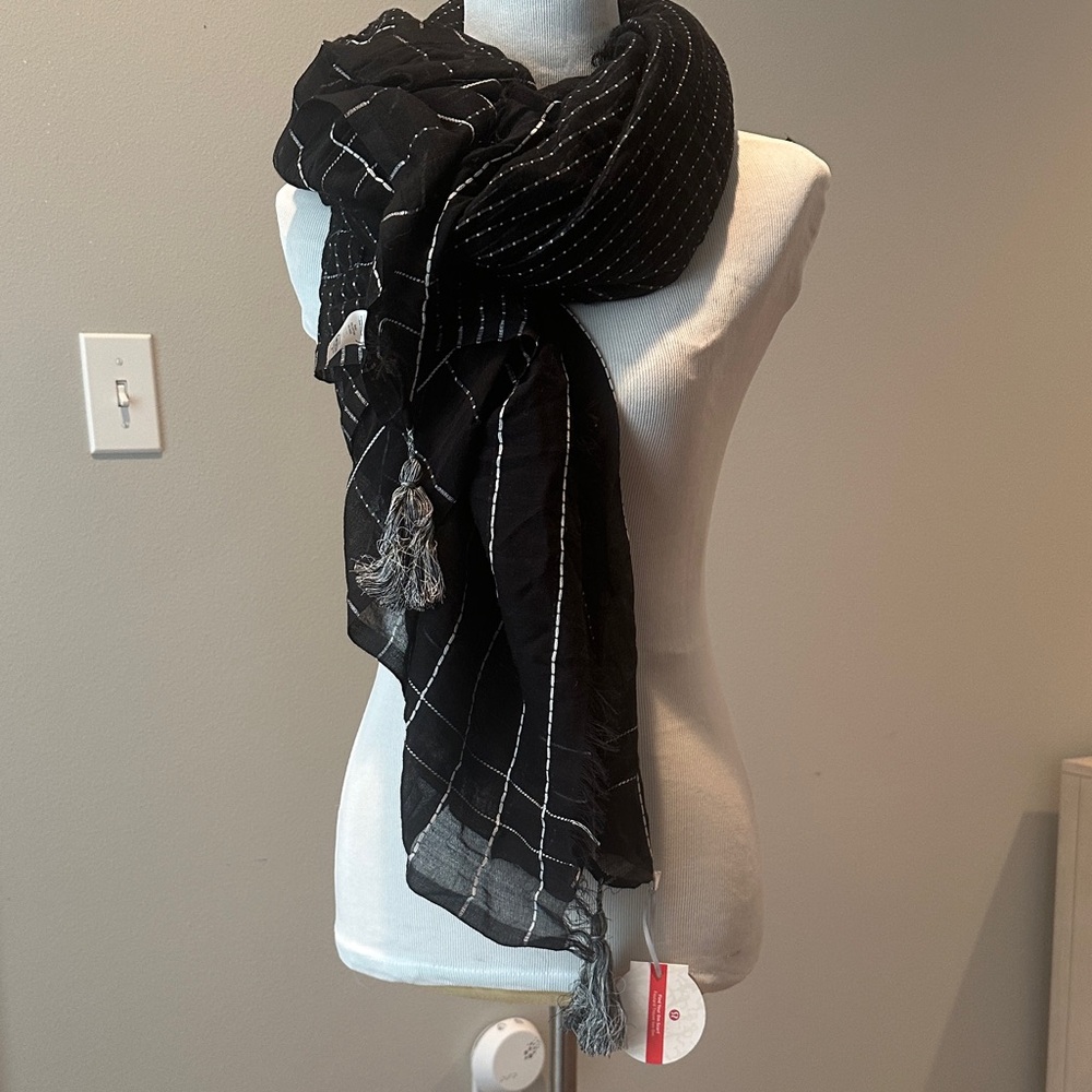 lululemon athletica Find your om scarf Black and White, grey Scarf NWT
